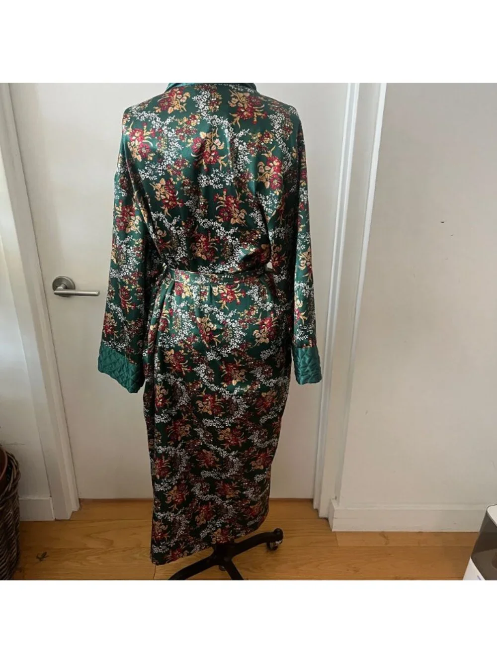 VTG 80's VICTORIA'S SECRET GOLD LABEL Belted Satin Floral Robe Size M/L - Picture 2 of 7